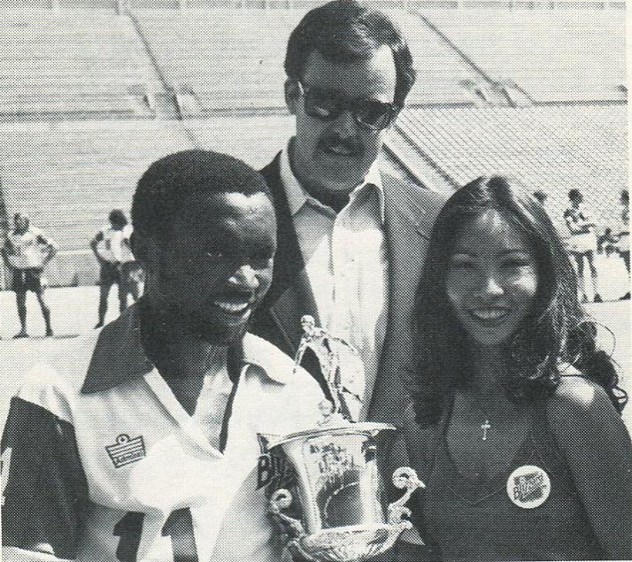 jomo-sono-receiving-molson-player-of-the-year-award-cheerleaders